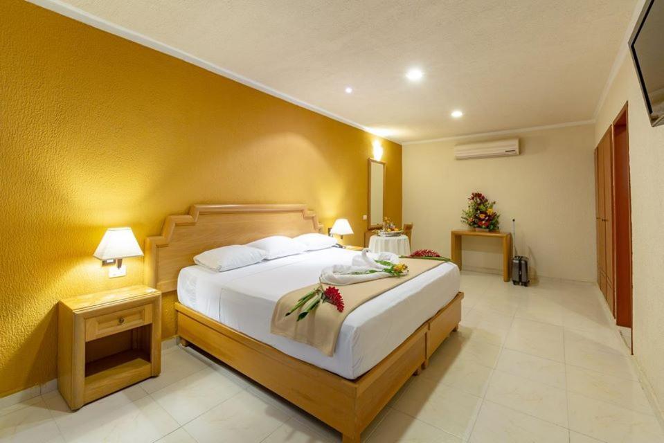 Tecnohotel Itzaes Мерида Екстериор снимка